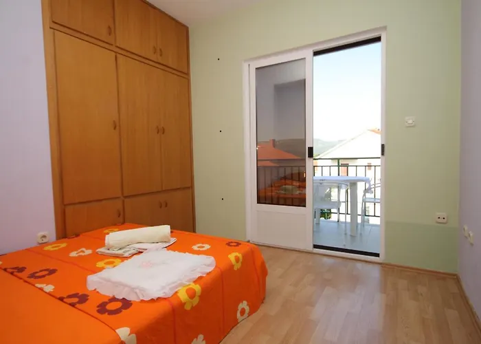 8780a * Stari Grad (Hvar)